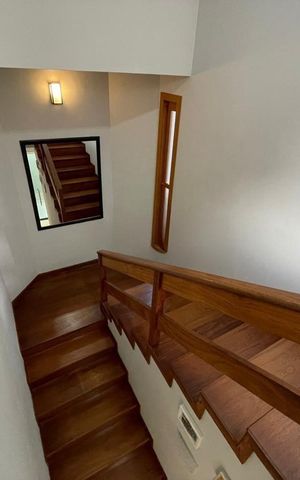 Casa para alugar com 197m², 3 quartos e 4 vagas Casa para alugar com 197m², 3 quartos e 4 vagasEscada