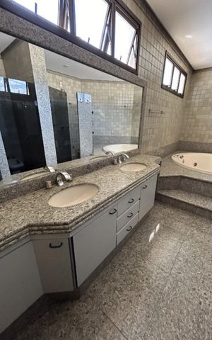 Casa para alugar com 379m², 5 quartos e 3 vagas