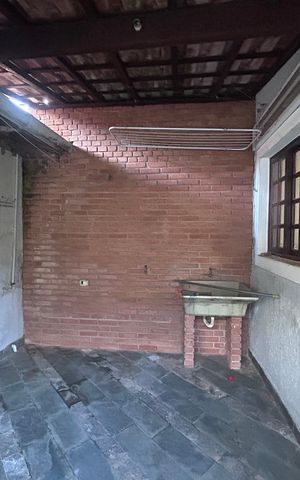 Casa à venda com 160m², 5 quartos e 2 vagas Casa à venda com 160m², 5 quartos e 2 vagasÁrea de serviço-churrasqueira