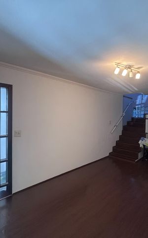 Casa à venda com 160m², 5 quartos e 2 vagas Casa à venda com 160m², 5 quartos e 2 vagasSala