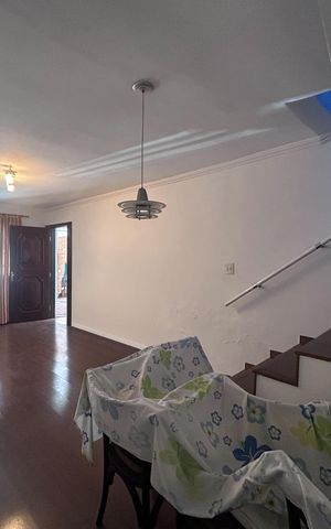 Casa à venda com 160m², 5 quartos e 2 vagas Casa à venda com 160m², 5 quartos e 2 vagasSala