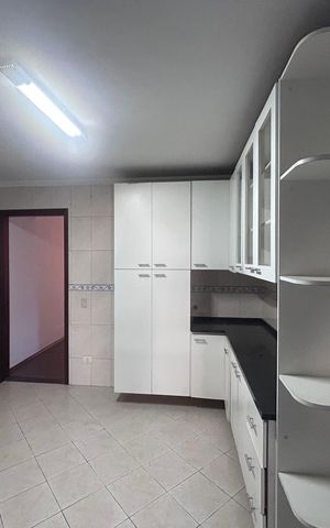 Casa à venda com 160m², 5 quartos e 2 vagas Casa à venda com 160m², 5 quartos e 2 vagasCozinha