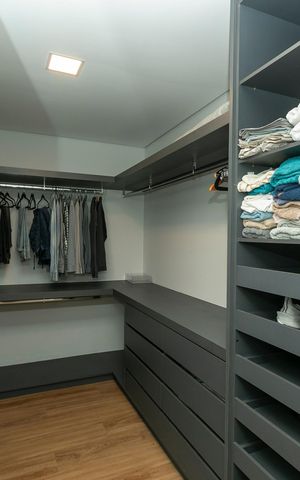 Casa de condomínio à venda com 421m², 4 quartos e 4 vagas Casa de condomínio à venda com 421m², 4 quartos e 4 vagasCLOSET SUITE MASTER