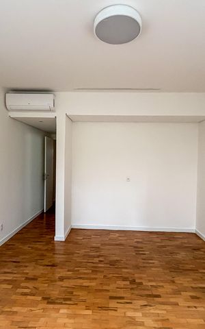 Apartamento à venda com 141m², 3 quartos e 1 vaga Apartamento à venda com 141m², 3 quartos e 1 vagaSuíte