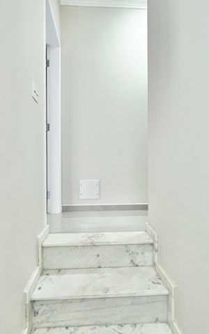 Casa à venda com 123m², 3 quartos e 2 vagas Casa à venda com 123m², 3 quartos e 2 vagasEscada