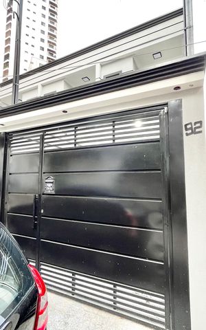 Casa à venda com 123m², 3 quartos e 2 vagas Casa à venda com 123m², 3 quartos e 2 vagasFachada