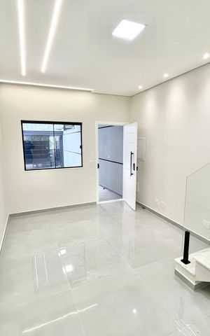 Casa à venda com 123m², 3 quartos e 2 vagas Casa à venda com 123m², 3 quartos e 2 vagasSala
