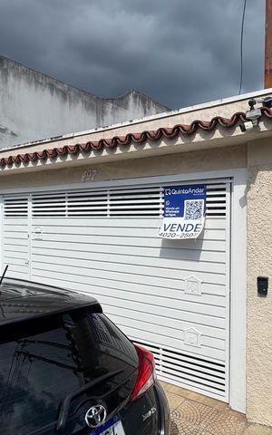 Casa à venda com 115m², 2 quartos e 2 vagas Casa à venda com 115m², 2 quartos e 2 vagasFachada