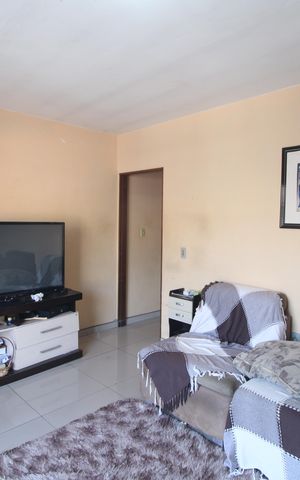 Casa à venda com 220m², 4 quartos e 2 vagasSala 1