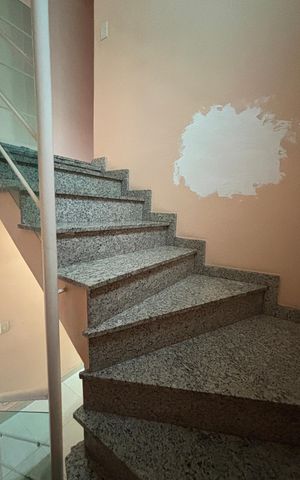 Casa à venda com 178m², 3 quartos e 4 vagas Casa à venda com 178m², 3 quartos e 4 vagasEscada