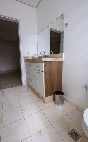Casa de condomínio para alugar com 302m², 4 quartos e 4 vagas Casa de condomínio para alugar com 302m², 4 quartos e 4 vagasBanheiro social