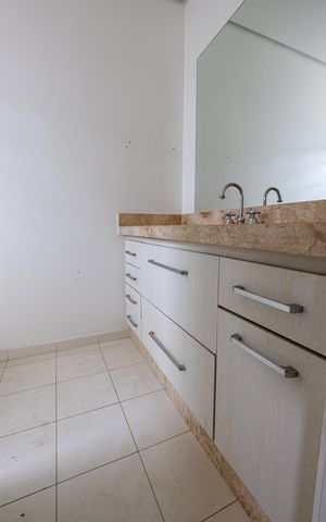 Casa de condomínio para alugar com 302m², 4 quartos e 4 vagas Casa de condomínio para alugar com 302m², 4 quartos e 4 vagasBanheiro da Suíte