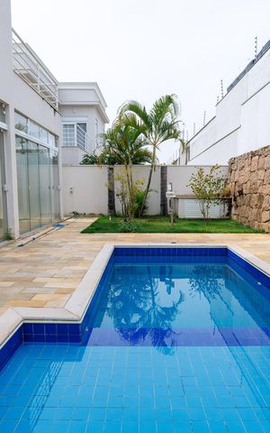 Casa de condomínio para alugar com 302m², 4 quartos e 4 vagas Casa de condomínio para alugar com 302m², 4 quartos e 4 vagasÁrea comum