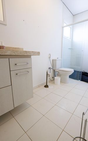 Casa de condomínio para alugar com 302m², 4 quartos e 4 vagas Casa de condomínio para alugar com 302m², 4 quartos e 4 vagasBanheiro da Suíte 2