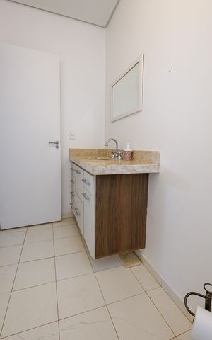 Casa de condomínio para alugar com 302m², 4 quartos e 4 vagas Casa de condomínio para alugar com 302m², 4 quartos e 4 vagasBanheiro da Suíte 2