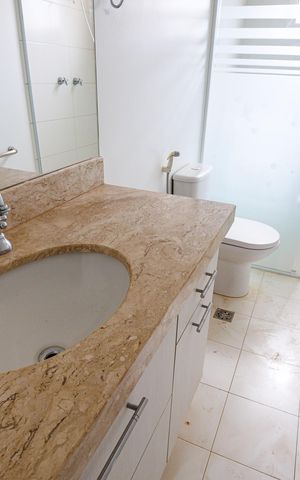 Casa de condomínio para alugar com 302m², 4 quartos e 4 vagas Casa de condomínio para alugar com 302m², 4 quartos e 4 vagasBanheiro social