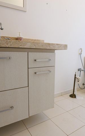 Casa de condomínio para alugar com 302m², 4 quartos e 4 vagas Casa de condomínio para alugar com 302m², 4 quartos e 4 vagasBanheiro da Suíte 2