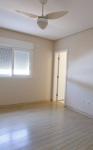 Casa de condomínio para alugar com 302m², 4 quartos e 4 vagas Casa de condomínio para alugar com 302m², 4 quartos e 4 vagasSuíte 2