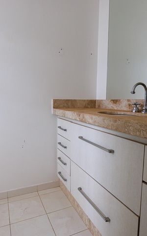 Casa de condomínio para alugar com 302m², 4 quartos e 4 vagas Casa de condomínio para alugar com 302m², 4 quartos e 4 vagasBanheiro da Suíte