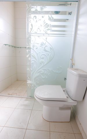 Casa de condomínio para alugar com 302m², 4 quartos e 4 vagas Casa de condomínio para alugar com 302m², 4 quartos e 4 vagasBanheiro da Suíte