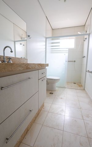 Casa de condomínio para alugar com 302m², 4 quartos e 4 vagas Casa de condomínio para alugar com 302m², 4 quartos e 4 vagasBanheiro social