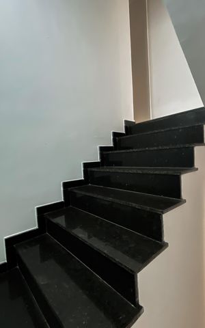 Casa à venda com 126m², 2 quartos e 2 vagas Casa à venda com 126m², 2 quartos e 2 vagasEscada