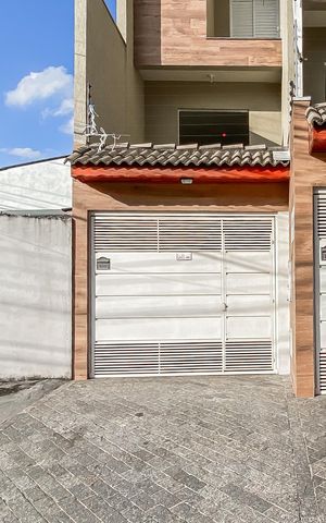 Casa à venda com 126m², 2 quartos e 2 vagas Casa à venda com 126m², 2 quartos e 2 vagasFachada