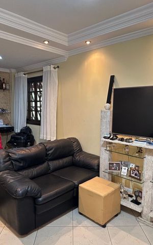 Casa à venda com 230m², 3 quartos e 2 vagas Casa à venda com 230m², 3 quartos e 2 vagasSala