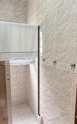 Casa à venda com 230m², 3 quartos e 2 vagas Casa à venda com 230m², 3 quartos e 2 vagasBanheiro 1