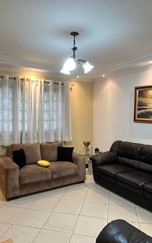 Casa à venda com 230m², 3 quartos e 2 vagas Casa à venda com 230m², 3 quartos e 2 vagasSala