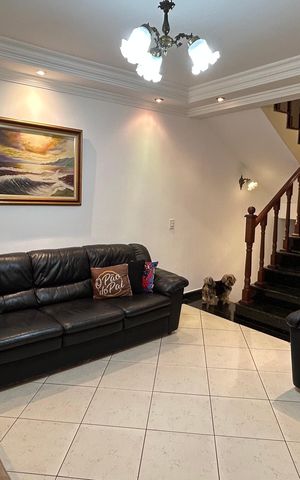 Casa à venda com 230m², 3 quartos e 2 vagas Casa à venda com 230m², 3 quartos e 2 vagasSala