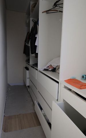 Casa à venda com 270m², 4 quartos e 2 vagas Casa à venda com 270m², 4 quartos e 2 vagasCloset