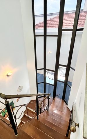 Casa à venda com 250m², 3 quartos e 2 vagas Casa à venda com 250m², 3 quartos e 2 vagasEscada