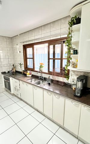 Casa à venda com 250m², 3 quartos e 2 vagas Casa à venda com 250m², 3 quartos e 2 vagasCozinha
