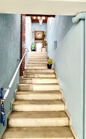 Casa à venda com 250m², 3 quartos e 2 vagas Casa à venda com 250m², 3 quartos e 2 vagasEscada