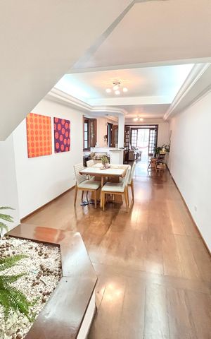 Casa à venda com 250m², 3 quartos e 2 vagas Casa à venda com 250m², 3 quartos e 2 vagasSala