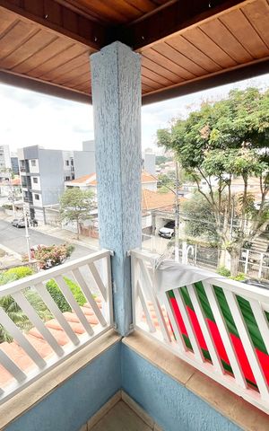 Casa à venda com 250m², 3 quartos e 2 vagas Casa à venda com 250m², 3 quartos e 2 vagasQuarto Suíte Varanda