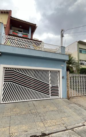 Casa à venda com 250m², 3 quartos e 2 vagas Casa à venda com 250m², 3 quartos e 2 vagasFachada