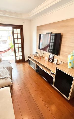 Casa à venda com 250m², 3 quartos e 2 vagas Casa à venda com 250m², 3 quartos e 2 vagasSala
