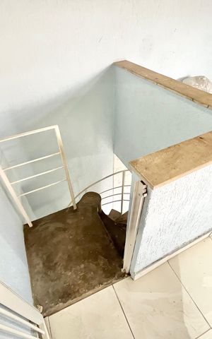 Casa à venda com 250m², 3 quartos e 2 vagas Casa à venda com 250m², 3 quartos e 2 vagasEscada