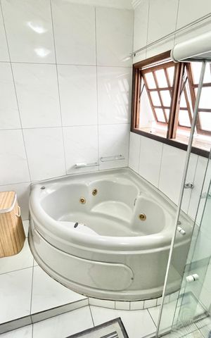 Casa à venda com 250m², 3 quartos e 2 vagas Casa à venda com 250m², 3 quartos e 2 vagasBanheiro da Suíte