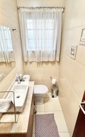 Casa à venda com 250m², 3 quartos e 2 vagas Casa à venda com 250m², 3 quartos e 2 vagasLavabo