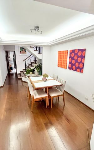 Casa à venda com 250m², 3 quartos e 2 vagas Casa à venda com 250m², 3 quartos e 2 vagasSala