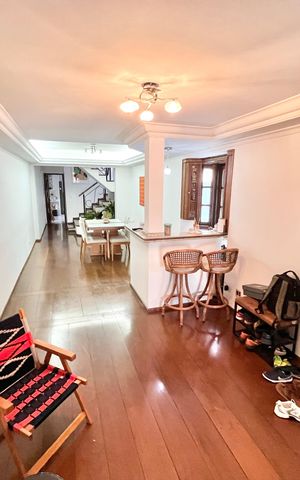 Casa à venda com 250m², 3 quartos e 2 vagas Casa à venda com 250m², 3 quartos e 2 vagasSala
