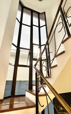 Casa à venda com 250m², 3 quartos e 2 vagas Casa à venda com 250m², 3 quartos e 2 vagasEscada