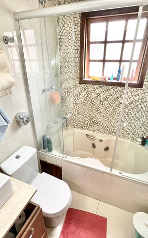Casa à venda com 250m², 3 quartos e 2 vagas Casa à venda com 250m², 3 quartos e 2 vagasBanheiro