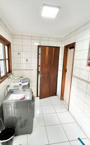 Casa à venda com 250m², 3 quartos e 2 vagas Casa à venda com 250m², 3 quartos e 2 vagasÁrea de Serviço