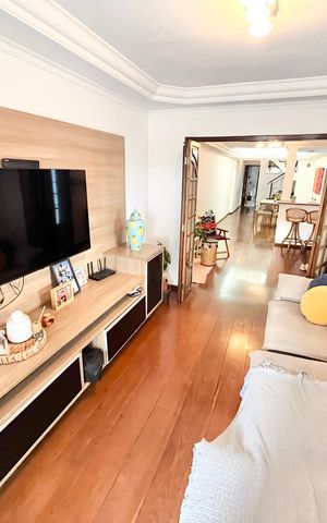 Casa à venda com 250m², 3 quartos e 2 vagas Casa à venda com 250m², 3 quartos e 2 vagasSala