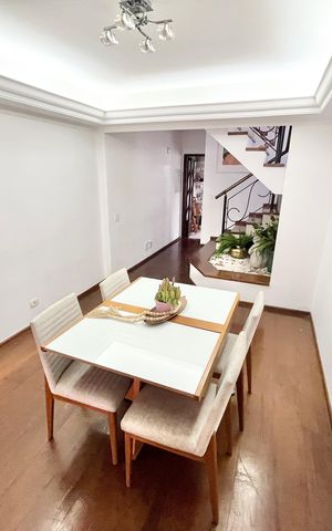 Casa à venda com 250m², 3 quartos e 2 vagas Casa à venda com 250m², 3 quartos e 2 vagasSala