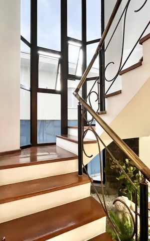 Casa à venda com 250m², 3 quartos e 2 vagas Casa à venda com 250m², 3 quartos e 2 vagasEscada